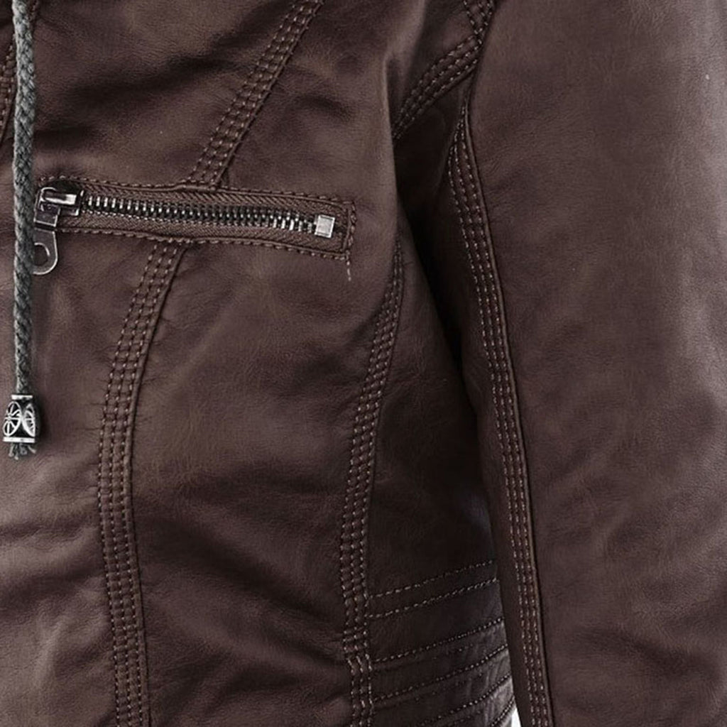 Modelo luciendo la chaqueta impermeable Nerea al aire libre
