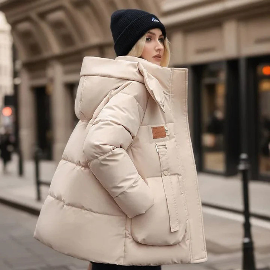 Detalle de la capucha ajustable del abrigo de nieve Nora para mujer